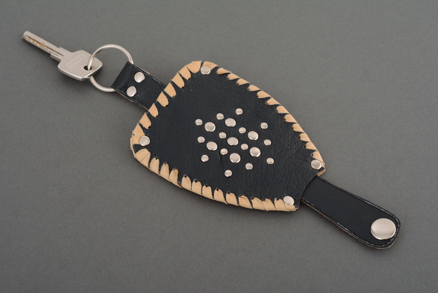 Leather key holder photo 1