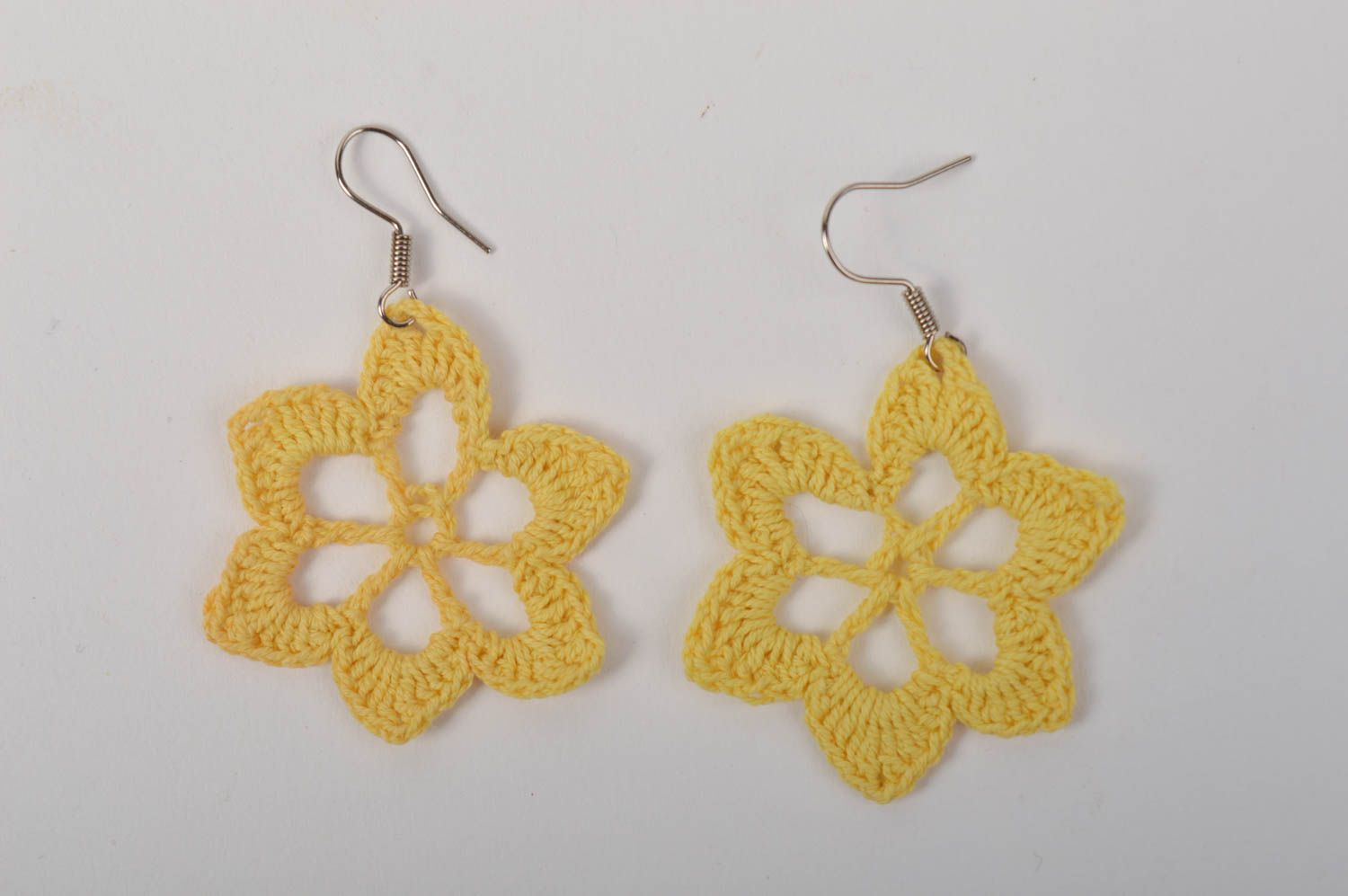 Pendientes a crochet amarillos hechos a mano bisutería tejida  accesorio de moda foto 3