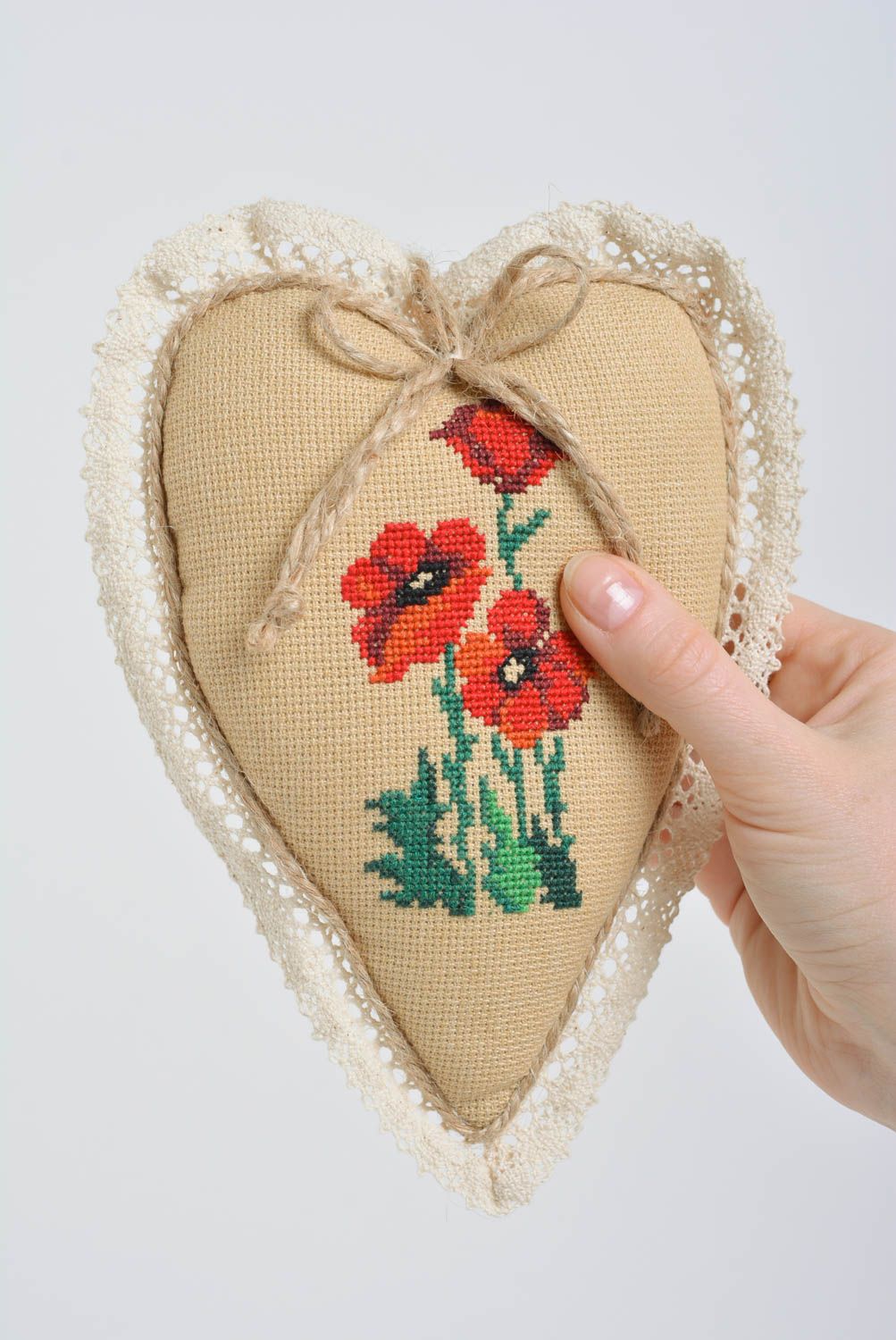 Colgante decorativo artesanal corazón de tela bordado con flores de amapolas foto 5