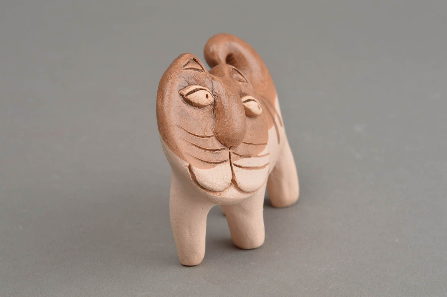 Статуэтка из шамотной глины расписанная глазурью в виде котика ручной работы фото 3