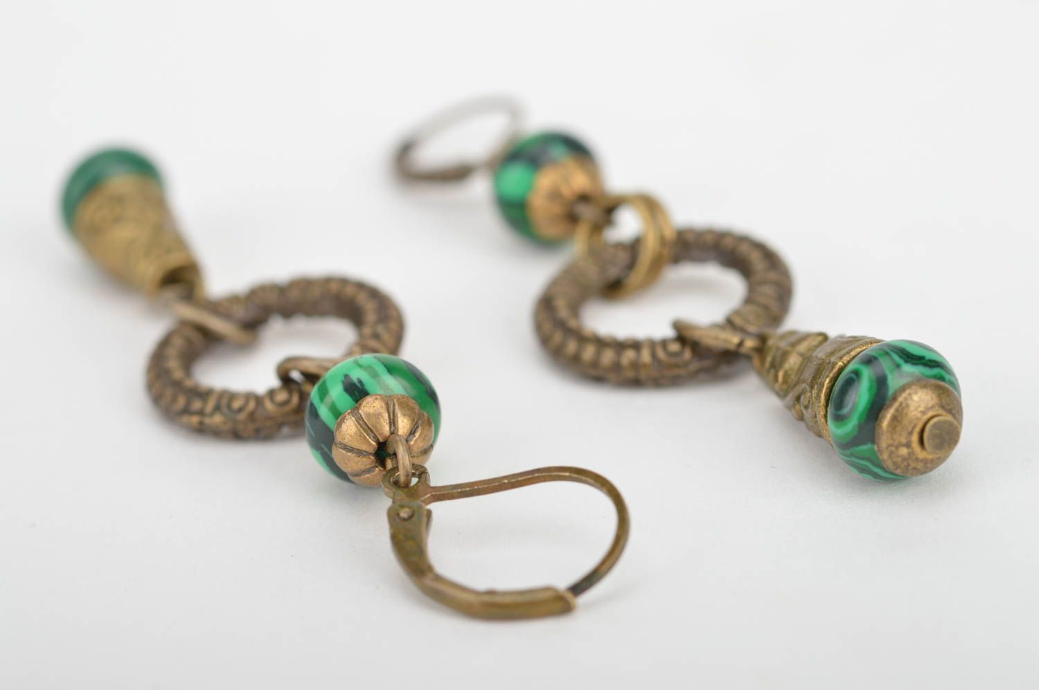 Gehänge Ohrringe aus Metall mit Perlen im Vintage Stil handgeschaffen grell  foto 2