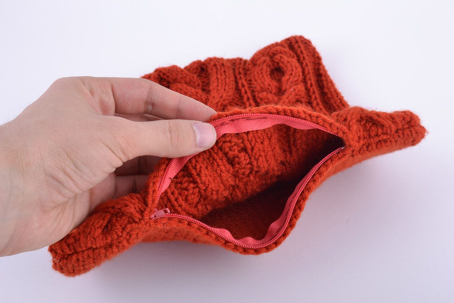 Funda para almohada artesanal de hilos lana mezclada rojos en técnica de tejer foto 2