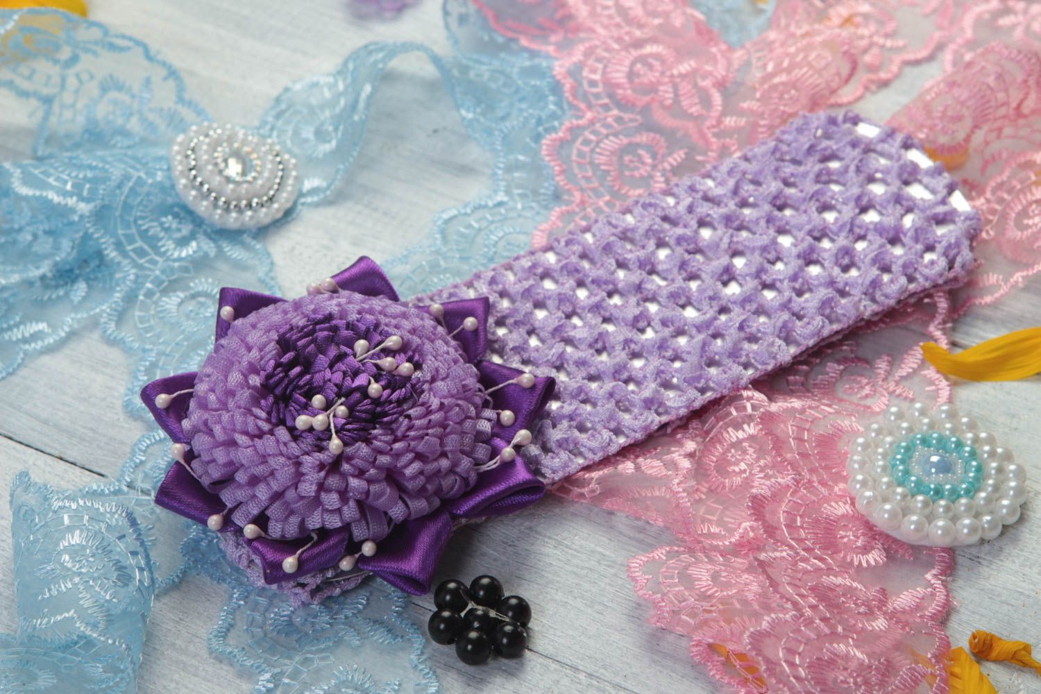 Детская повязка для волос на резинке фиолетовая с цветком из атласа хенд мейд фото 1