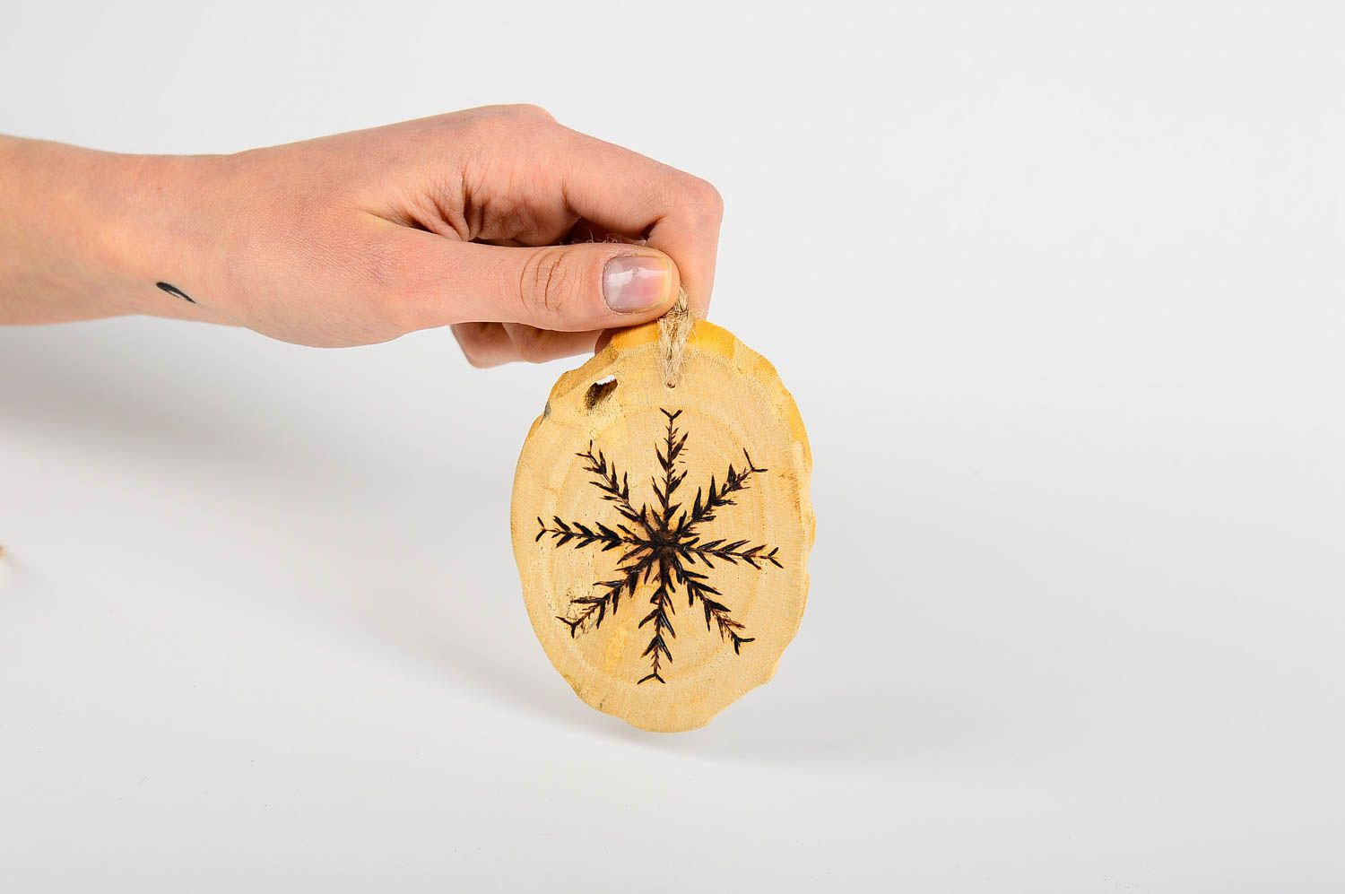 Игрушка на елку handmade декор для дома игрушка из дерева со снежинкой красивая фото 2