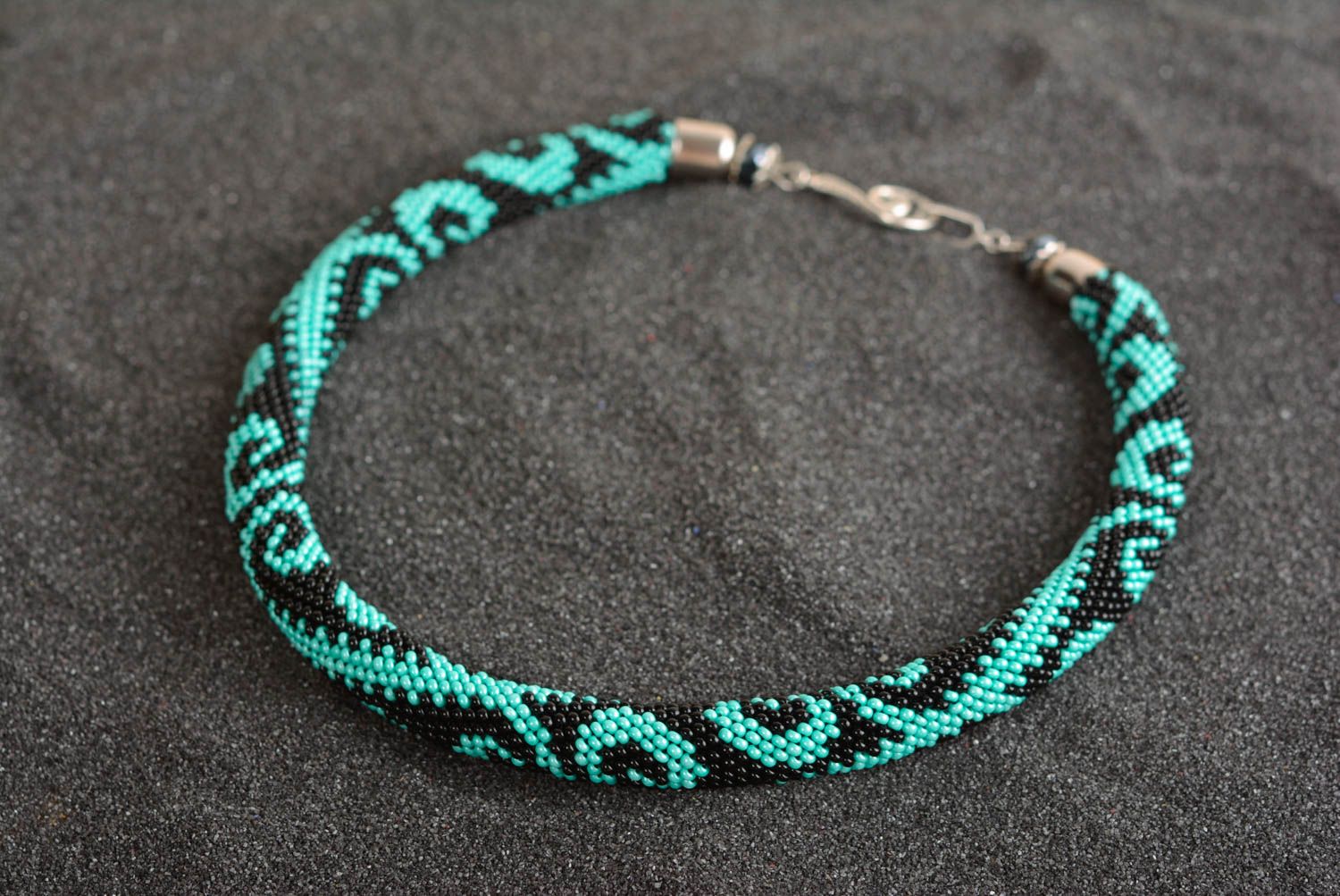 Collier spirale Bijou fait main Cadeau femme noir turquoise perles de rocaille photo 1