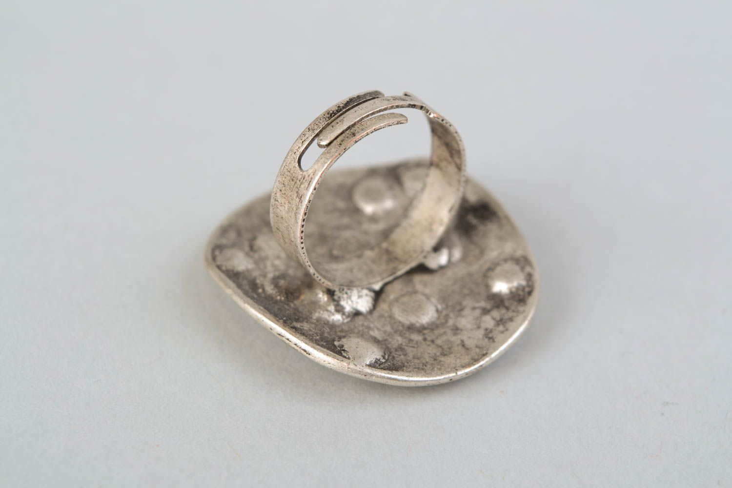 Massiver Ring aus Metall foto 4