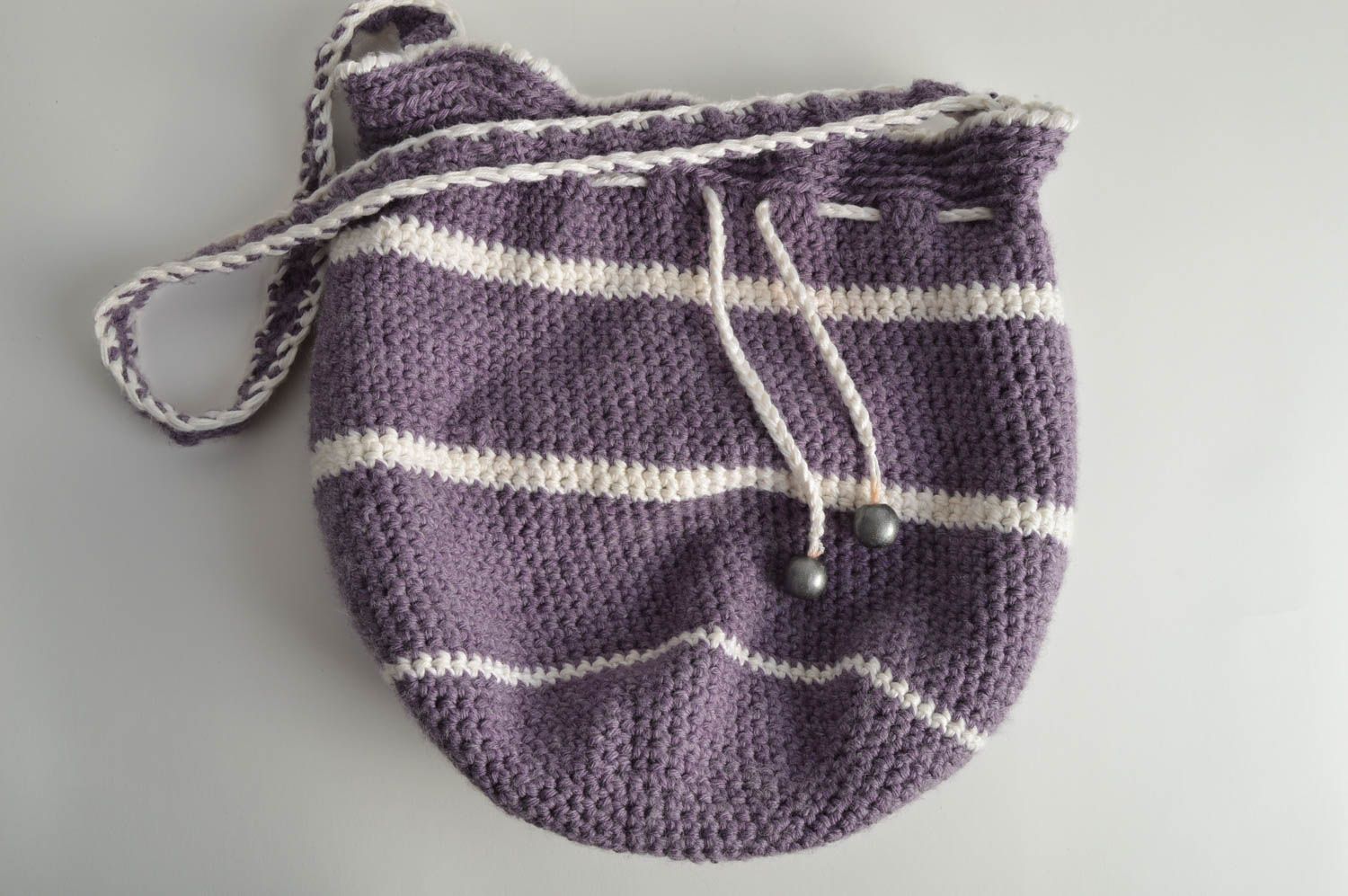 Bolsa tejida a crochet artesanal original con correa larga de color gris foto 2