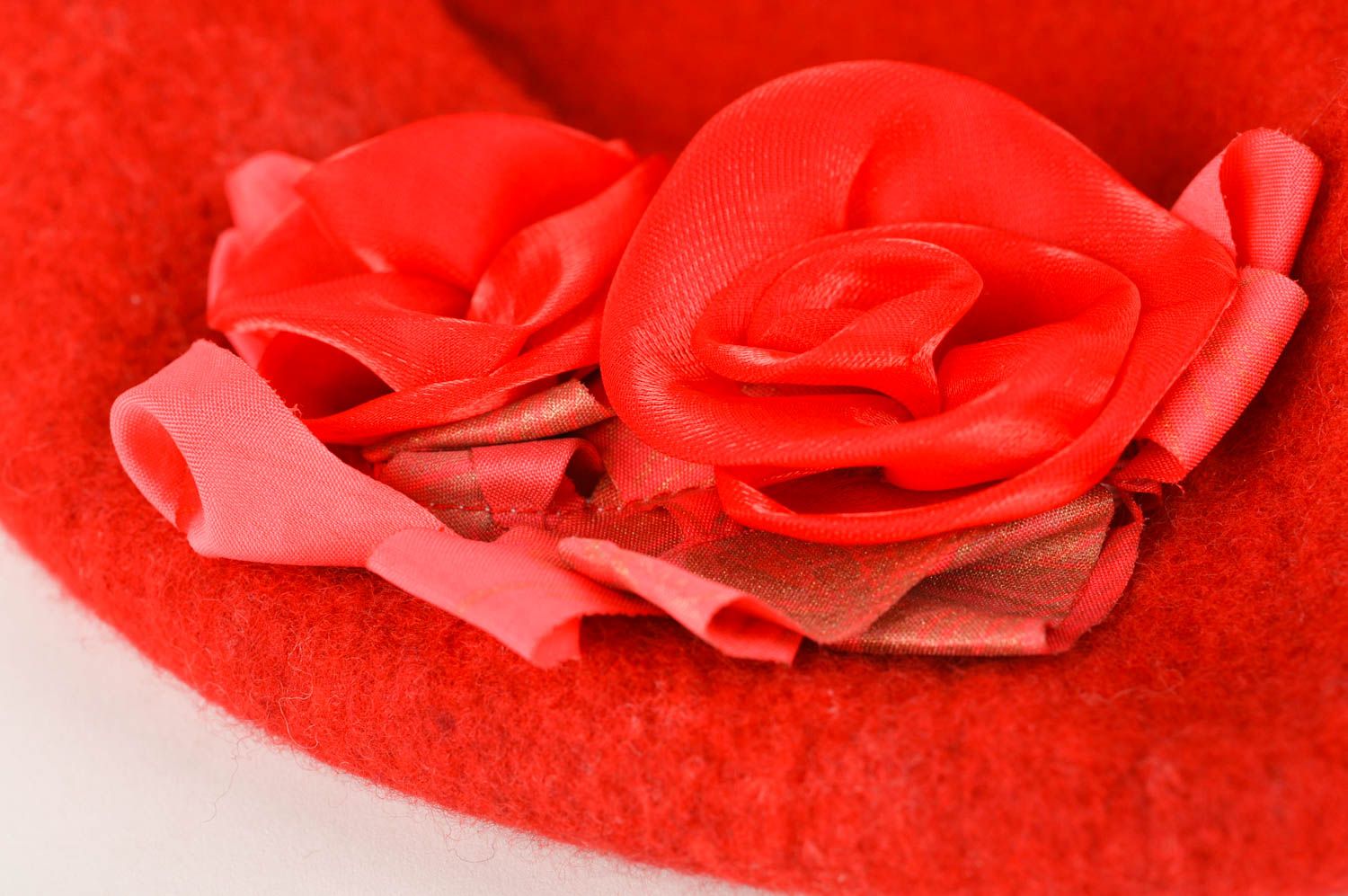 Béret en laine fait main Vêtement femme rouge avec fleurs en soie Cadeau femme photo 4
