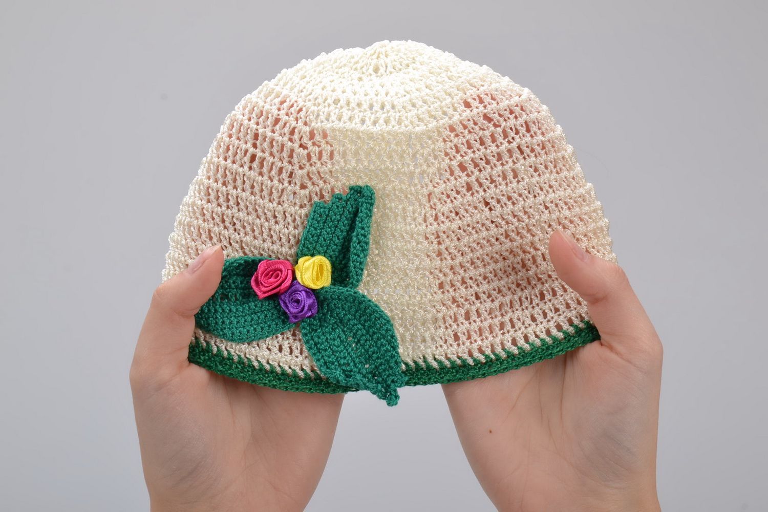Bonnet tricoté avec fleurs fait pour enfant photo 5