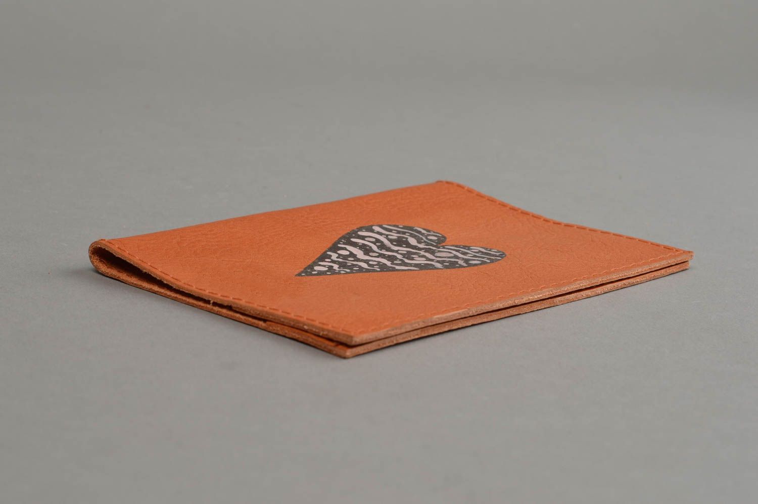 Protège-passeport marron en vrai cuir peint fait main design Coeur à la mer photo 3