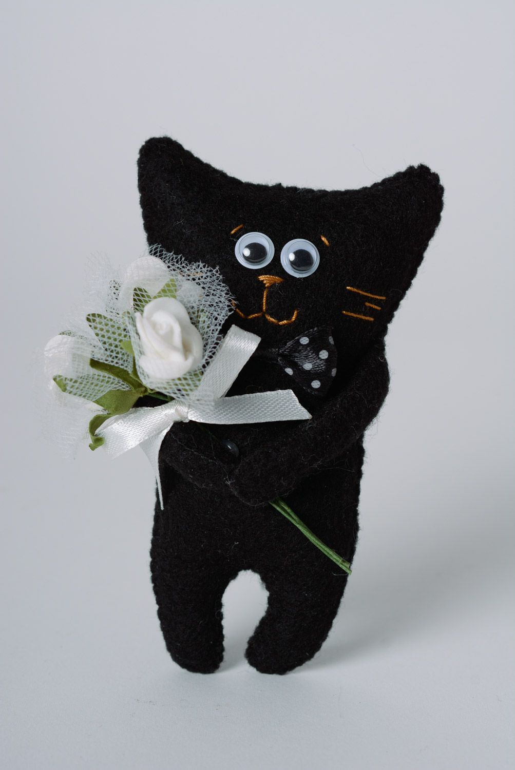 Petite peluche en feutre noire en forme de chat avec roses faite main  photo 1