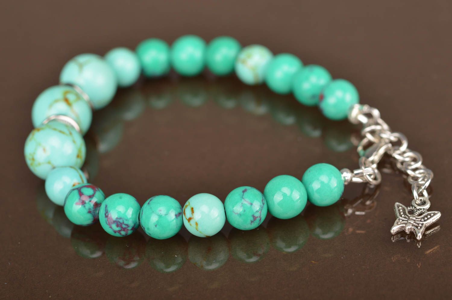 Bracelet en perles fantaisie imitant la turquoise fait main avec papillon photo 5