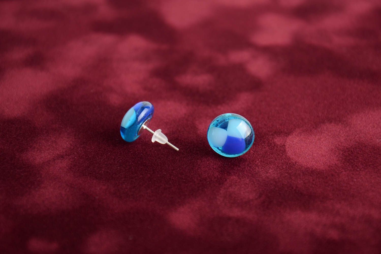 Boucles d'oreilles puces faites main en verre fusing design de créateur bleues photo 1