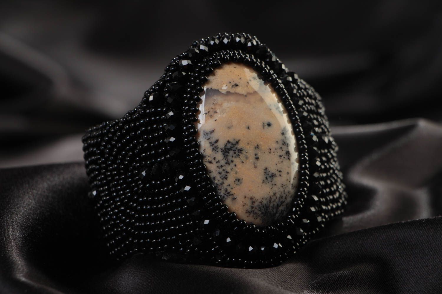 Широкий вечерний браслет с натуральным камнем вышитый бисером ручной работы фото 1