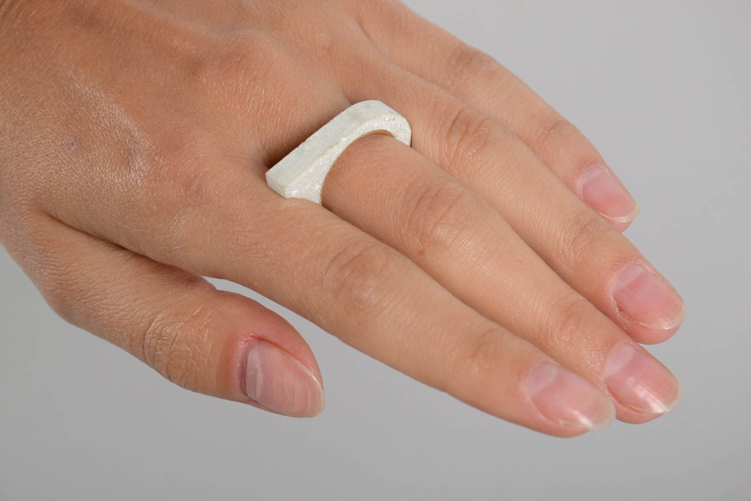 Bague design Bijou fait main blanche Accessoire femme forme insolite cadeau photo 2