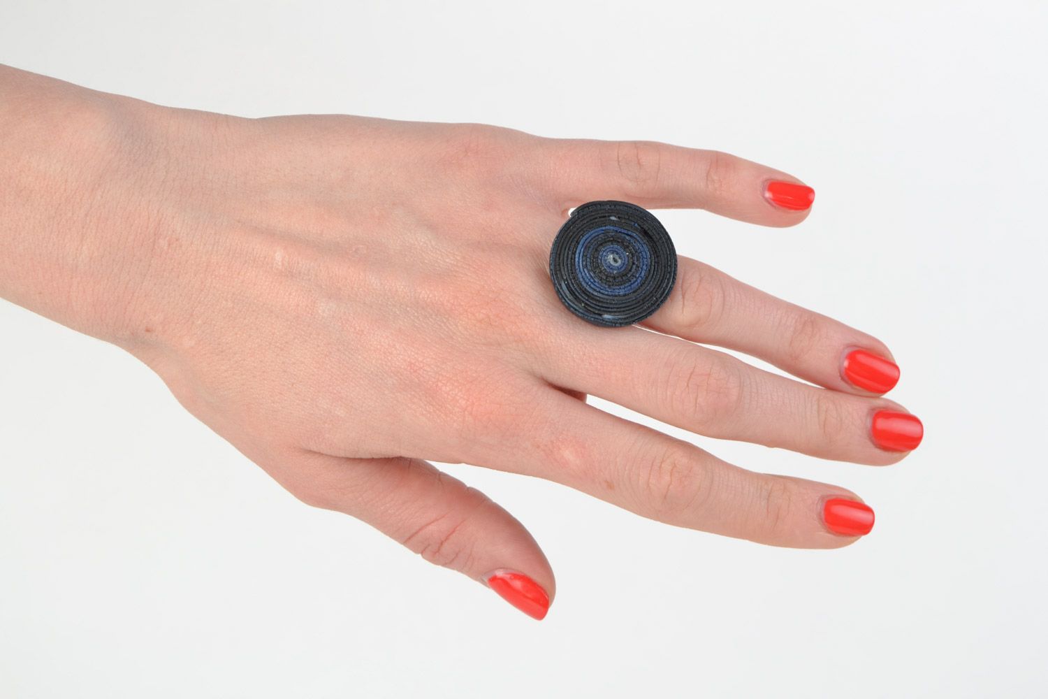 Origineller blau schwarzer Ring aus Polymerton mit Kantenriss Handarbeit foto 2
