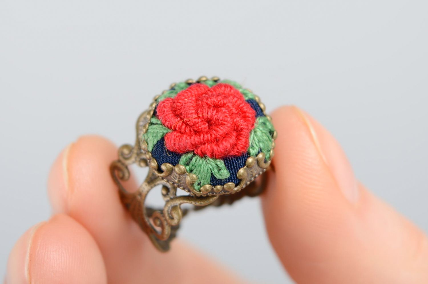 Кольцо с вышивкой в стиле рококо фото 2
