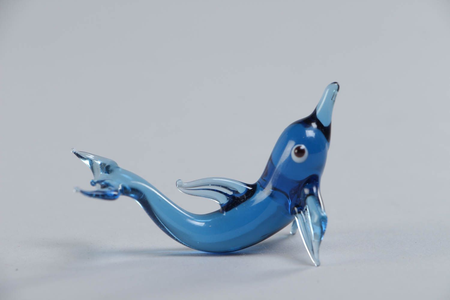 Petite figurine en verre bleue faite main en forme de dauphin technique de lampwork photo 2