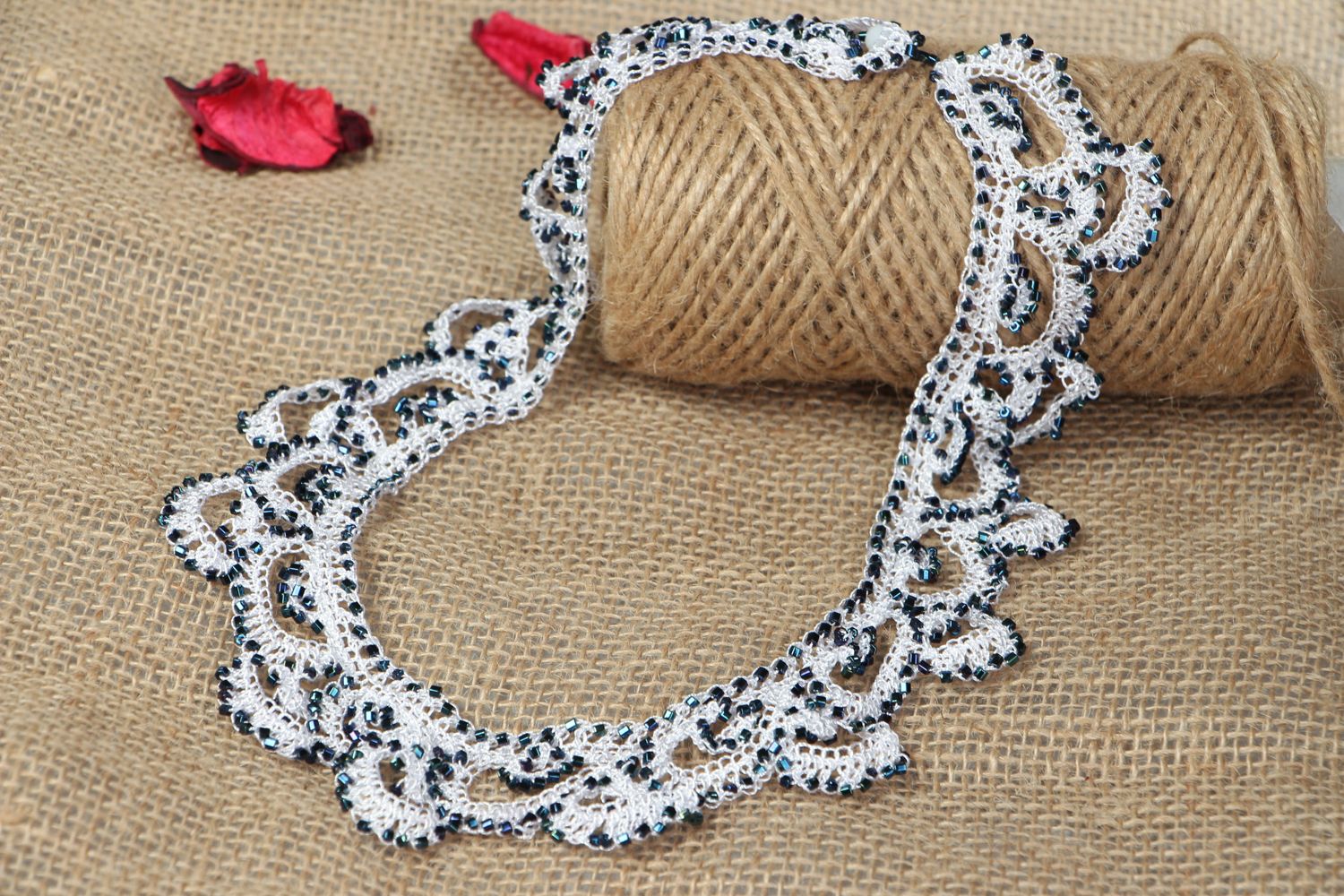 Collier tricoté en fils et perles de rocaille photo 5