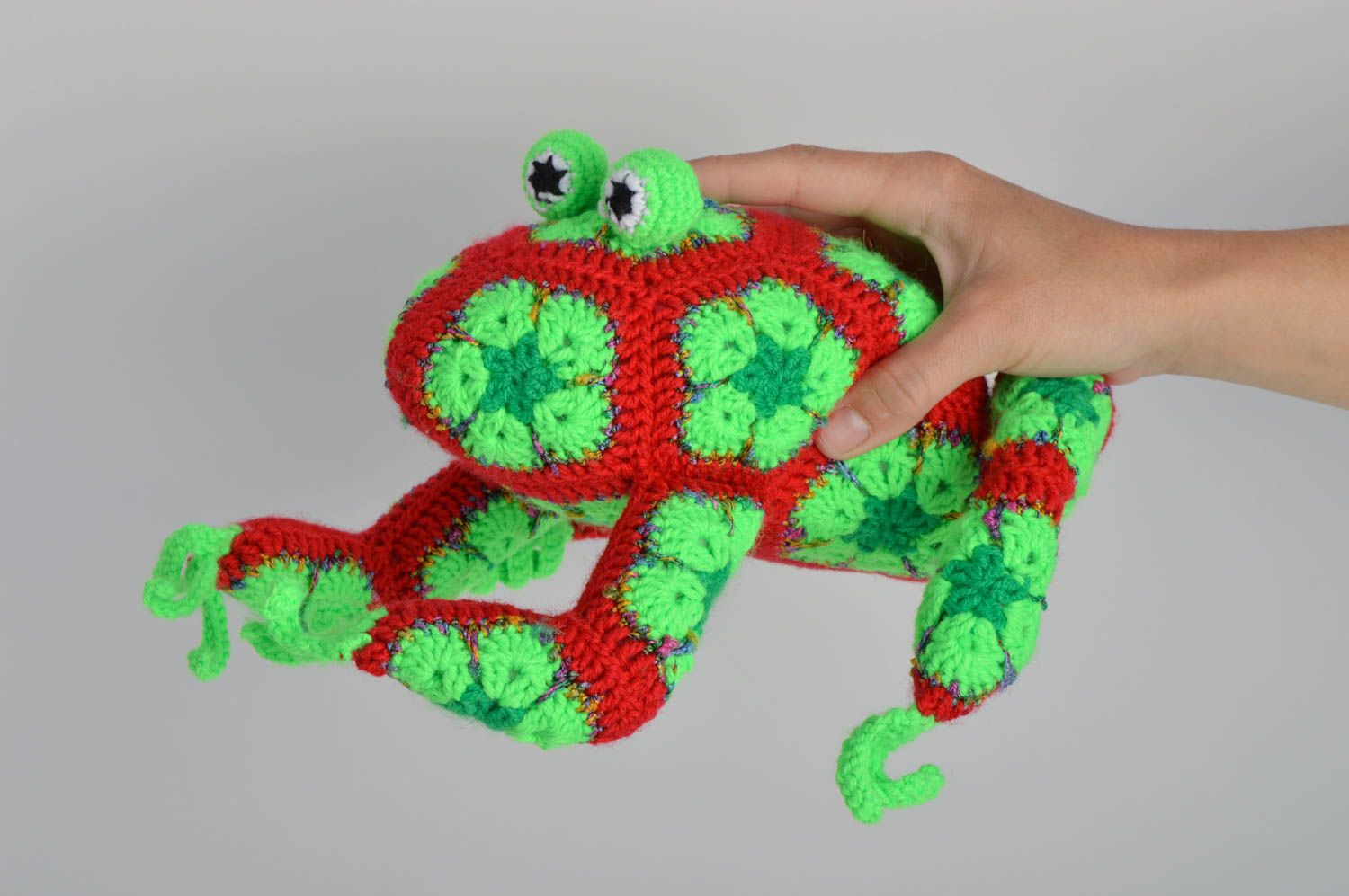 Peluche grenouille faite main Jouet au crochet Déco maison vert rouge originale photo 5