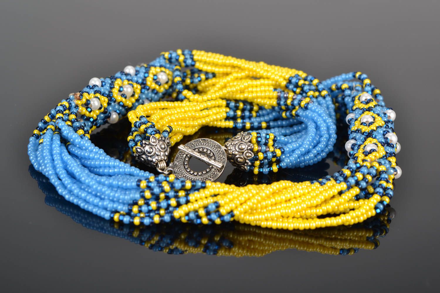 Blau-gelbe Halskette aus Glasperlen foto 1