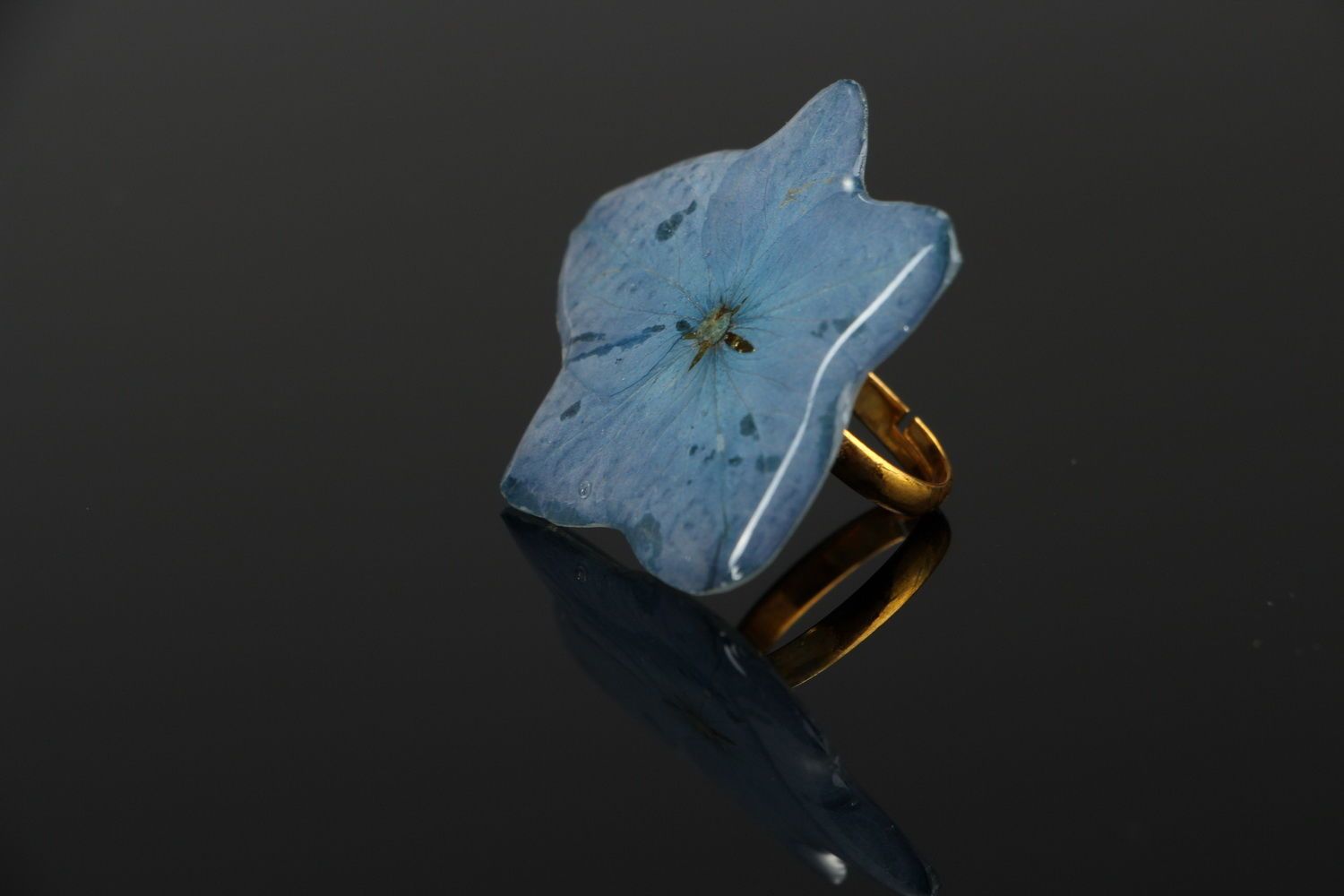 Bague artisanale avec fleur d'hortensia bleue photo 3