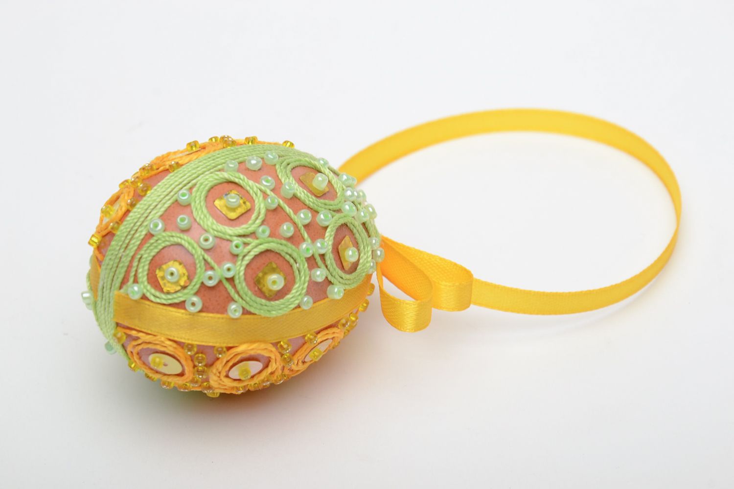 Huevo de Pascua pintado con cintas y abalorios foto 4