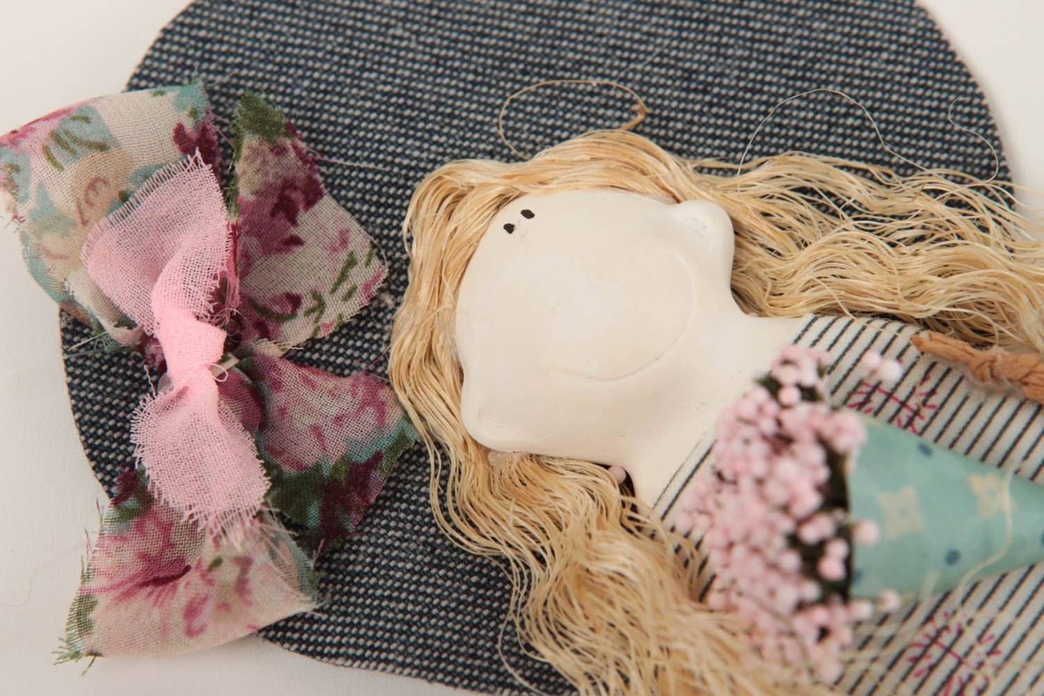 Кукла ручной работы с петелькой декор для дома тряпичная кукла в детскую фото 3