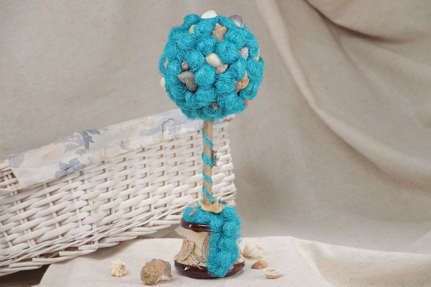 Topiario artesanal de materiales naturales de sisal y conchas de tonos azules foto 1