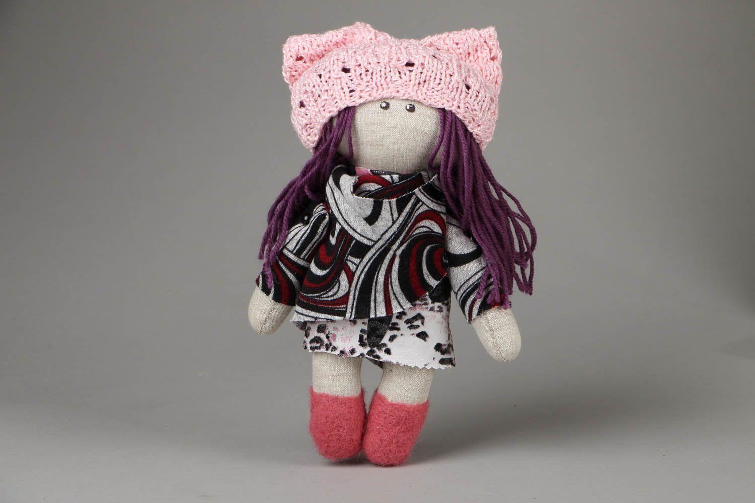 Кукла в вязаной шапке  фото 1