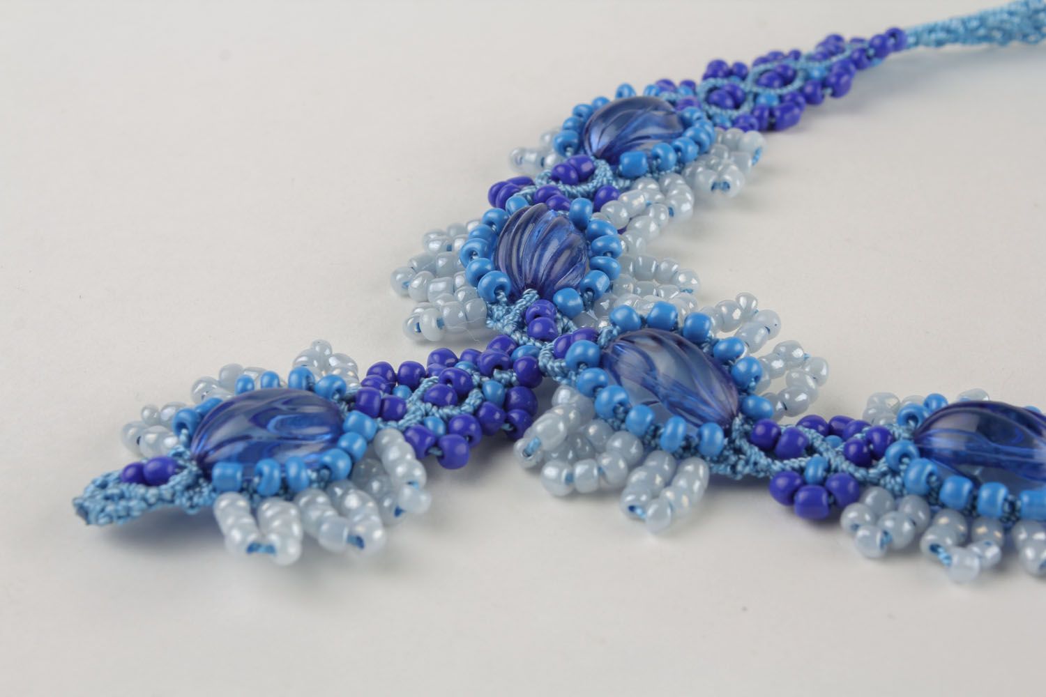 Collier de perles de rocaille en gamme de couleurs bleue photo 3