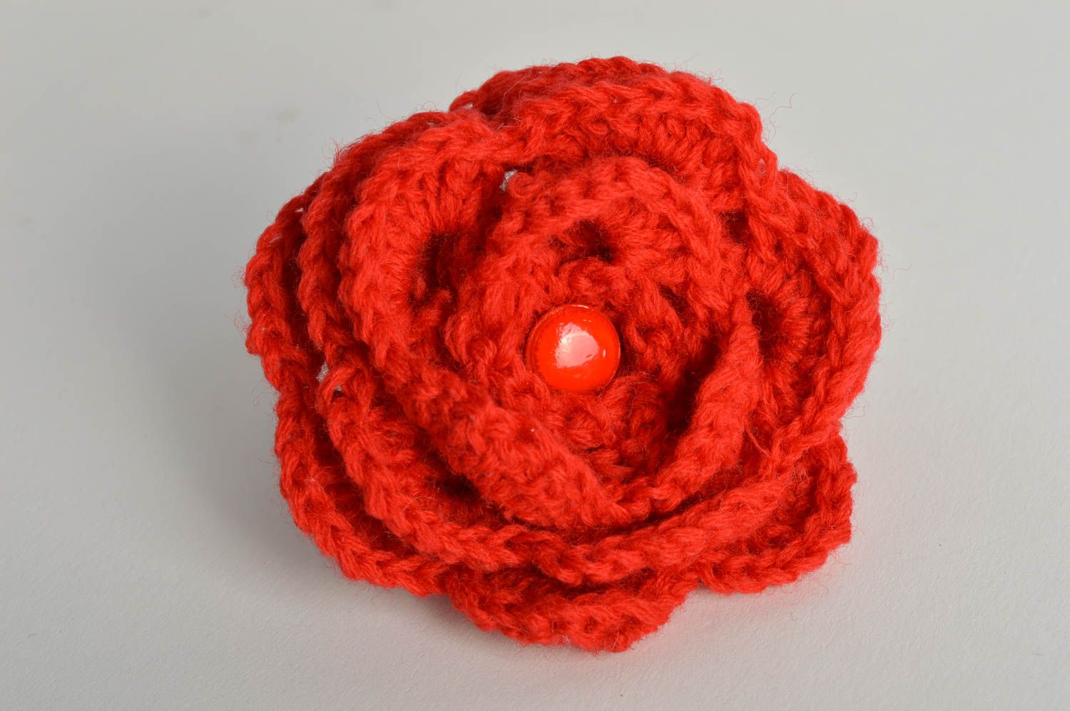 Grand élastique à cheveux fleur rouge tricoté au crochet fait main pour enfant  photo 2