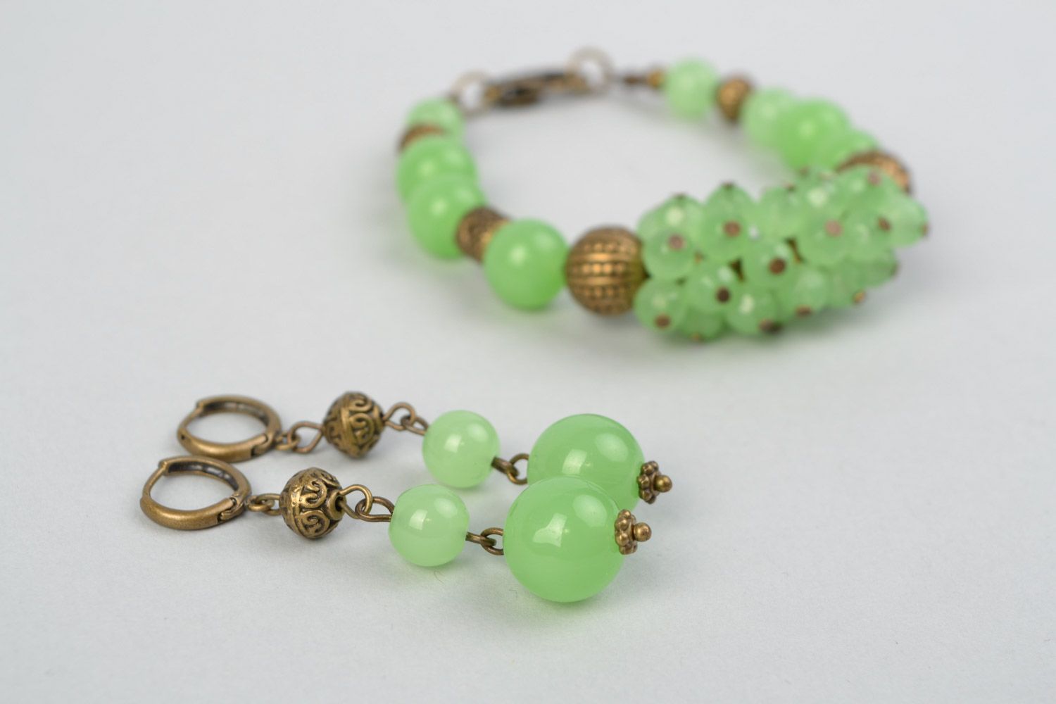 Juego de joyas de piedras naturales 2 piezas pendientes y pulsera de jade artesanales foto 3