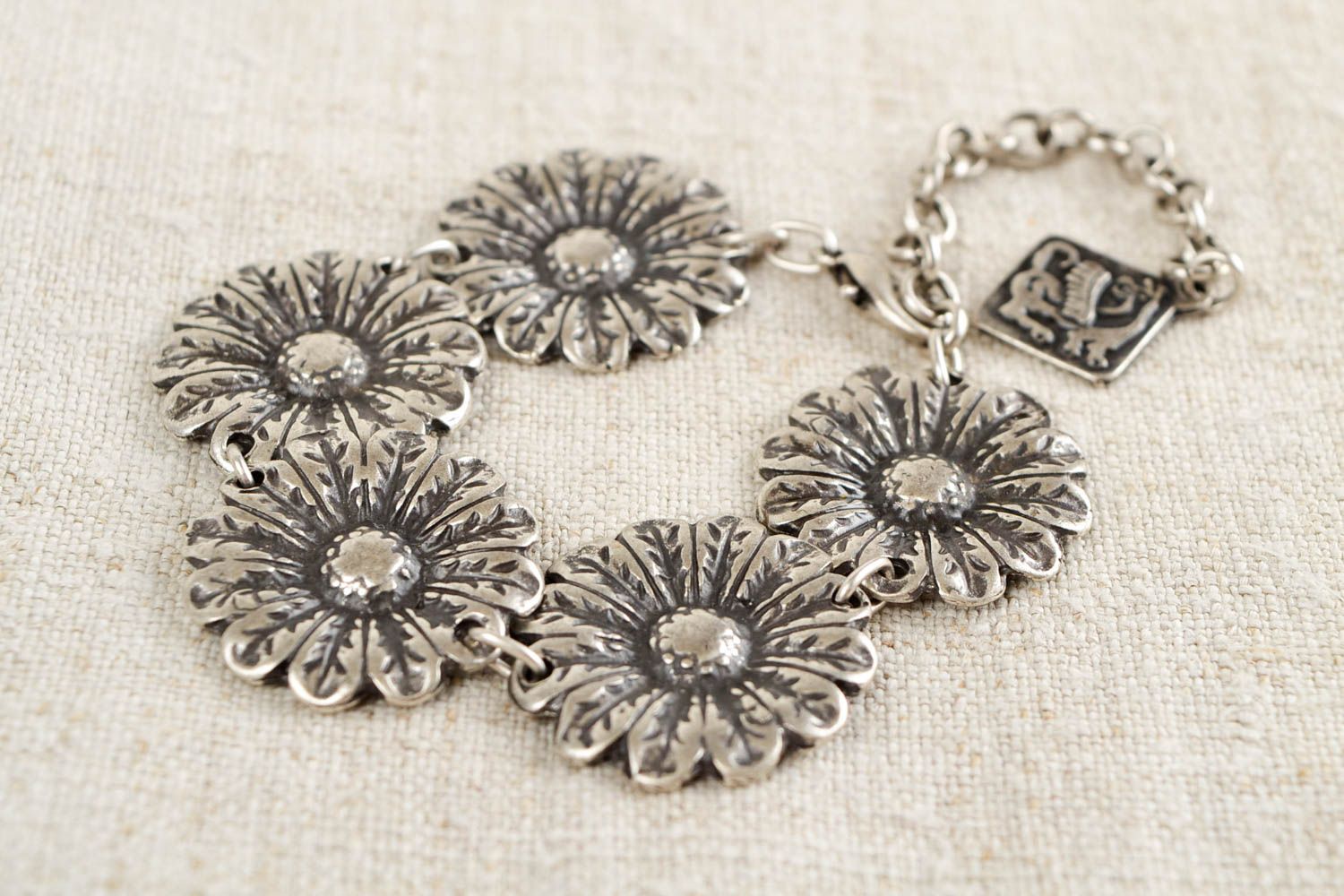 Bracelet métallique Bijou fait main floral design original Cadeau pour femme photo 1