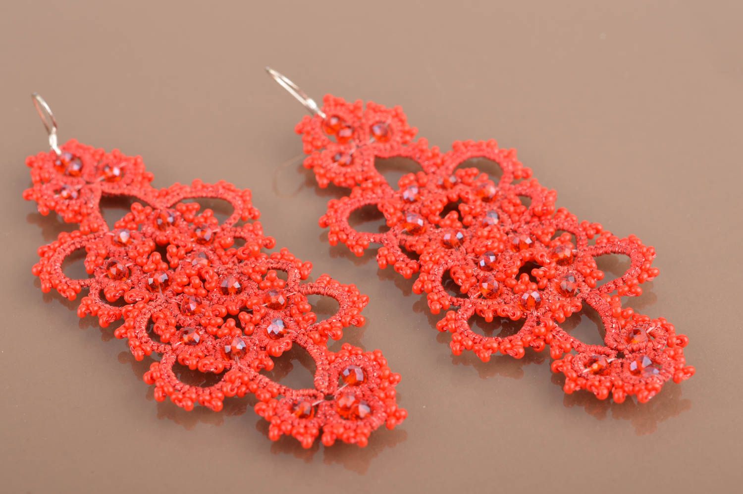 Boucles d'oreilles rouges pendantes ajourées faites main fils perles de rocaille photo 2