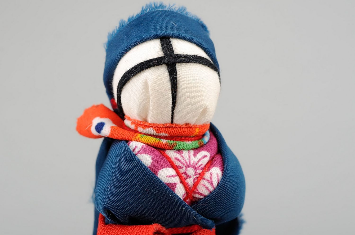 Bambola slava di stoffa fatta a mano amuleto talismano giocattolo etnico foto 5