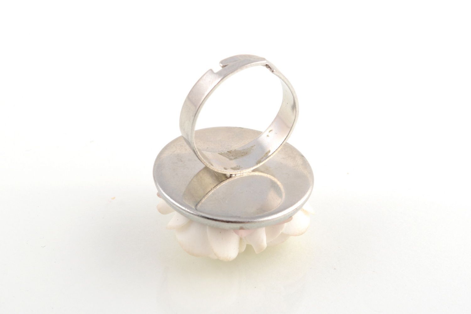 Перстень из полимерной глины и металла ручной работы с белыми объемными розами фото 3