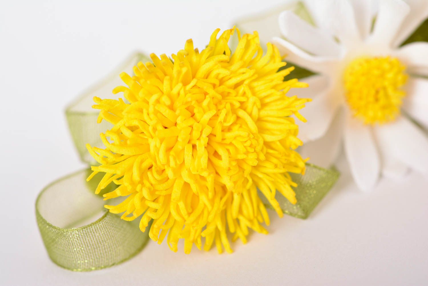 Заколка ручной работы желтые цветы из фоамирана украшение для волос с ромашками фото 5