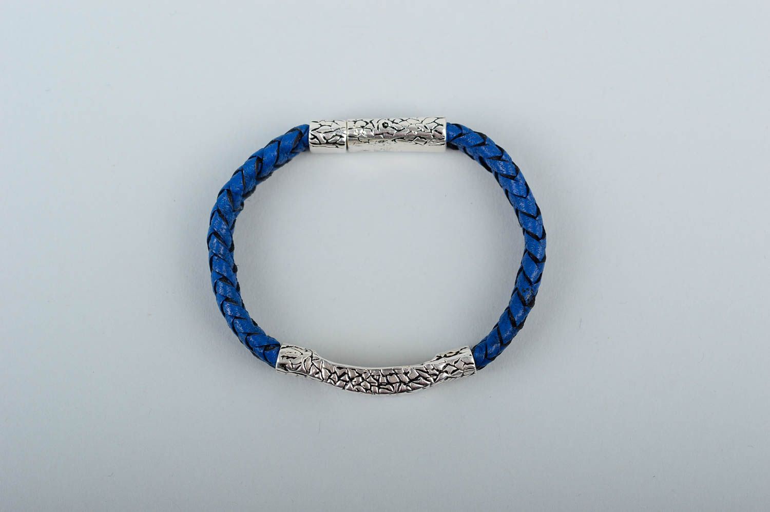 Синий кожаный браслет ручной работы браслет на руку украшение из кожи авторское фото 3