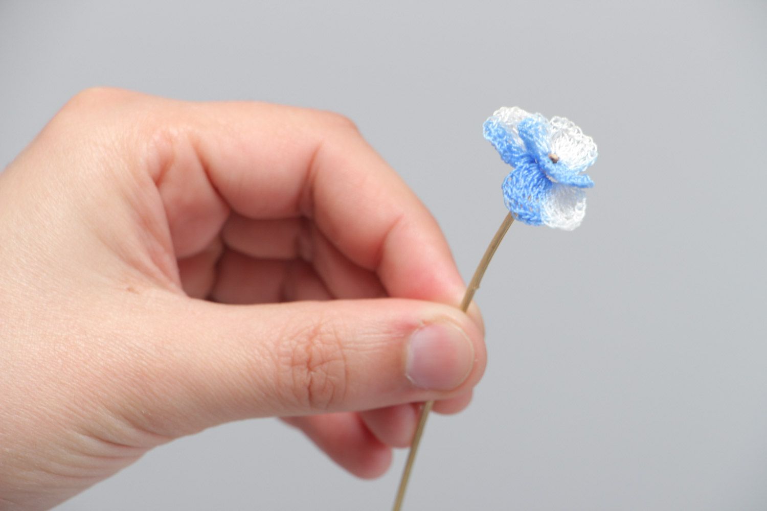 Fleur artificielle tricotée en mélange soie et coton faite main avec acacia photo 5