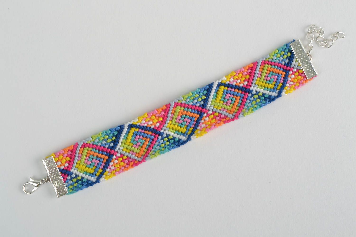 Large bracelet tressé en fils moulinés en macramé multicolore fait main femme photo 5
