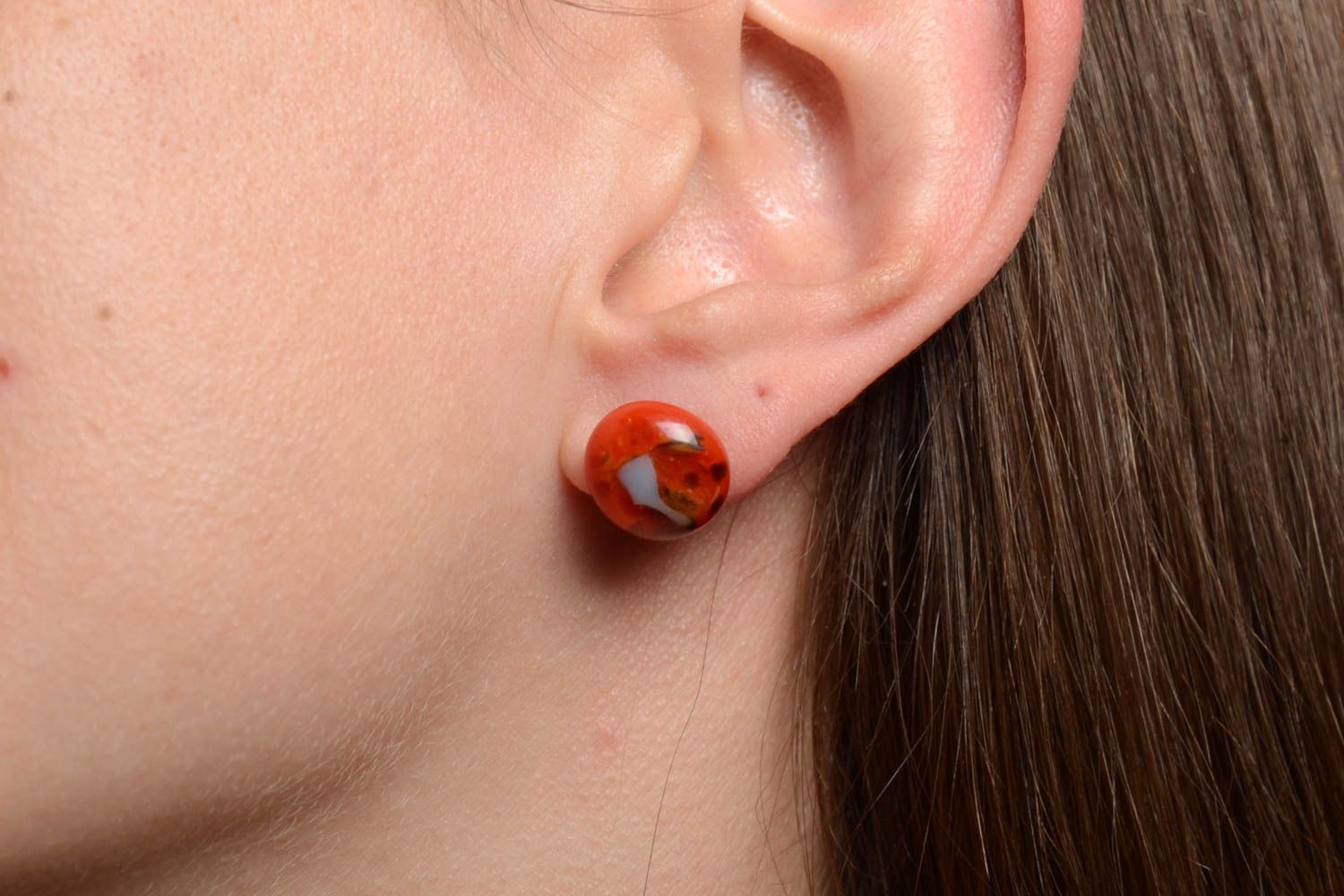 Petites boucles d'oreilles clous rouge foncé en verre rondes faites main photo 2