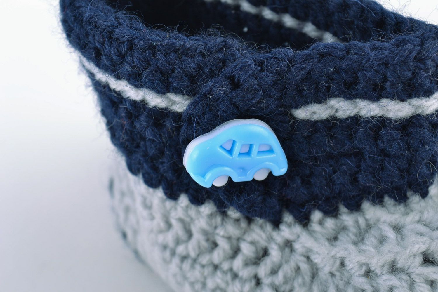 Petucos de bebé con forma de zapatitos artesanales de lana grises azules foto 3
