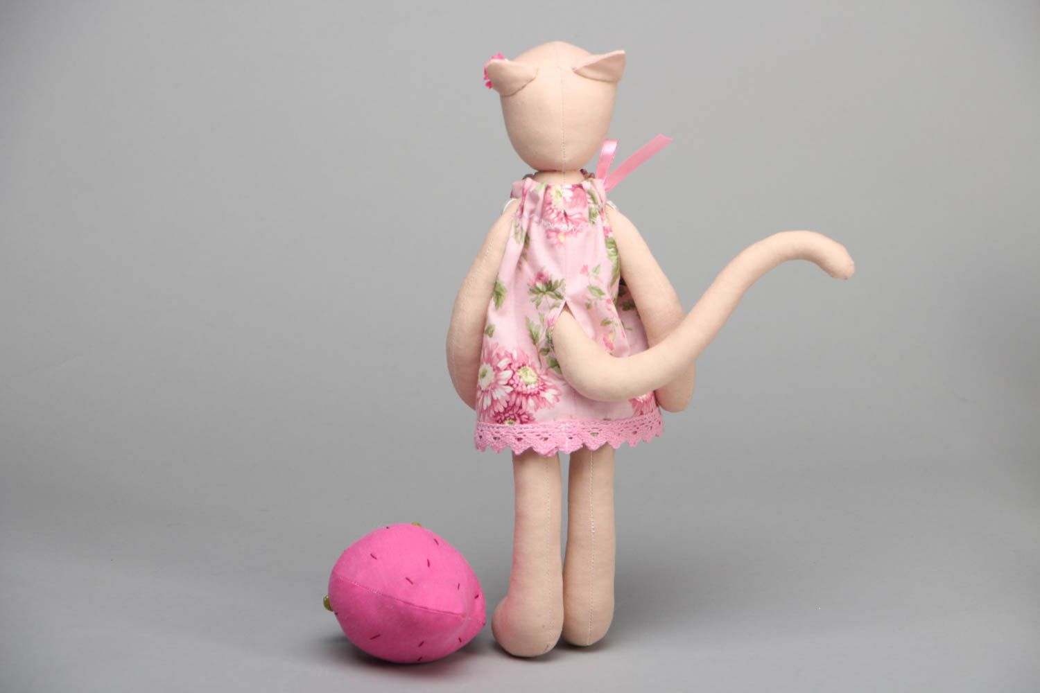 Текстильная игрушка Кошечка с клубничкой фото 3