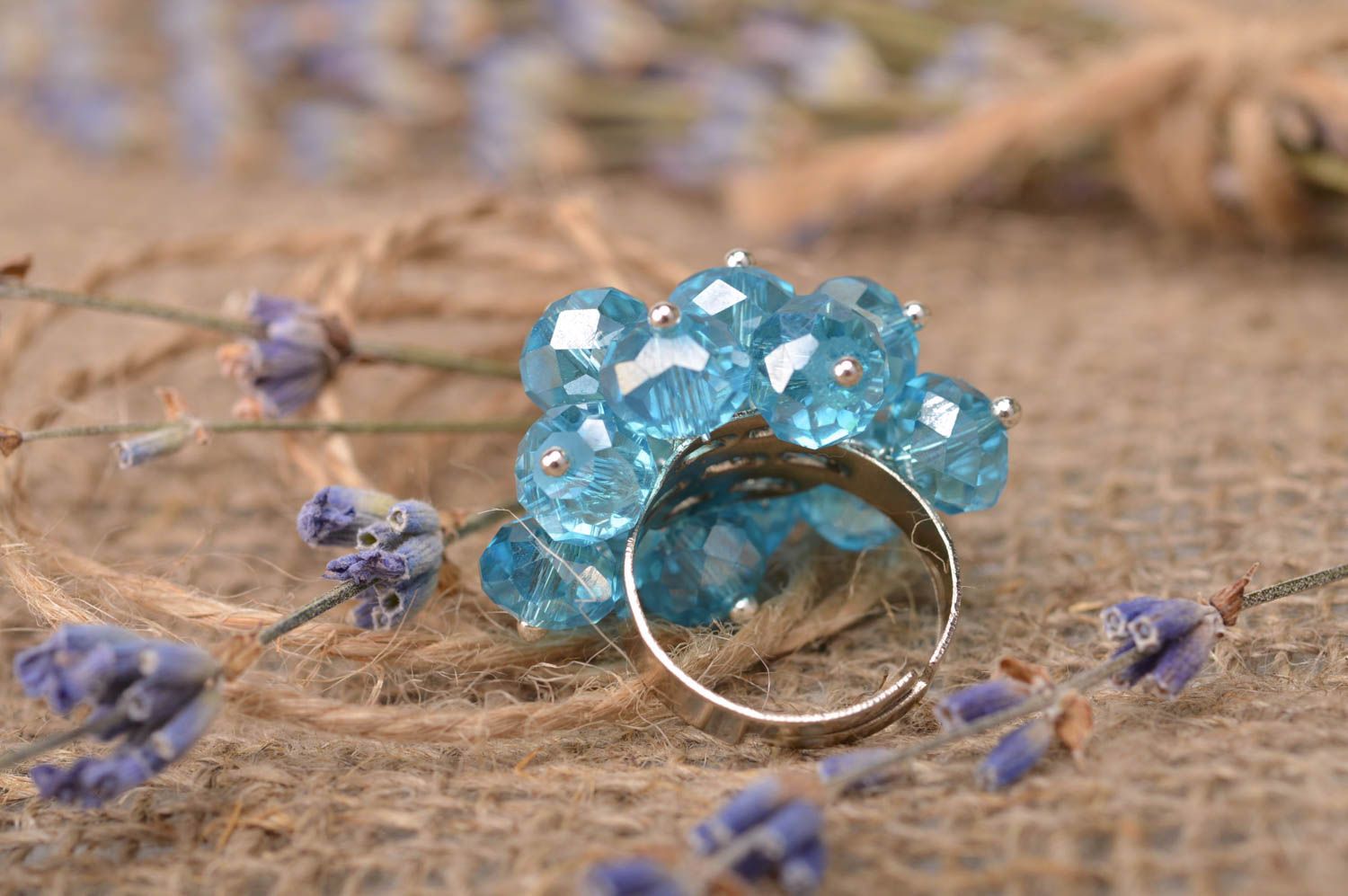 Голубое бестящее кольцо из стекляруса авторский аксессуар ручной работы фото 1