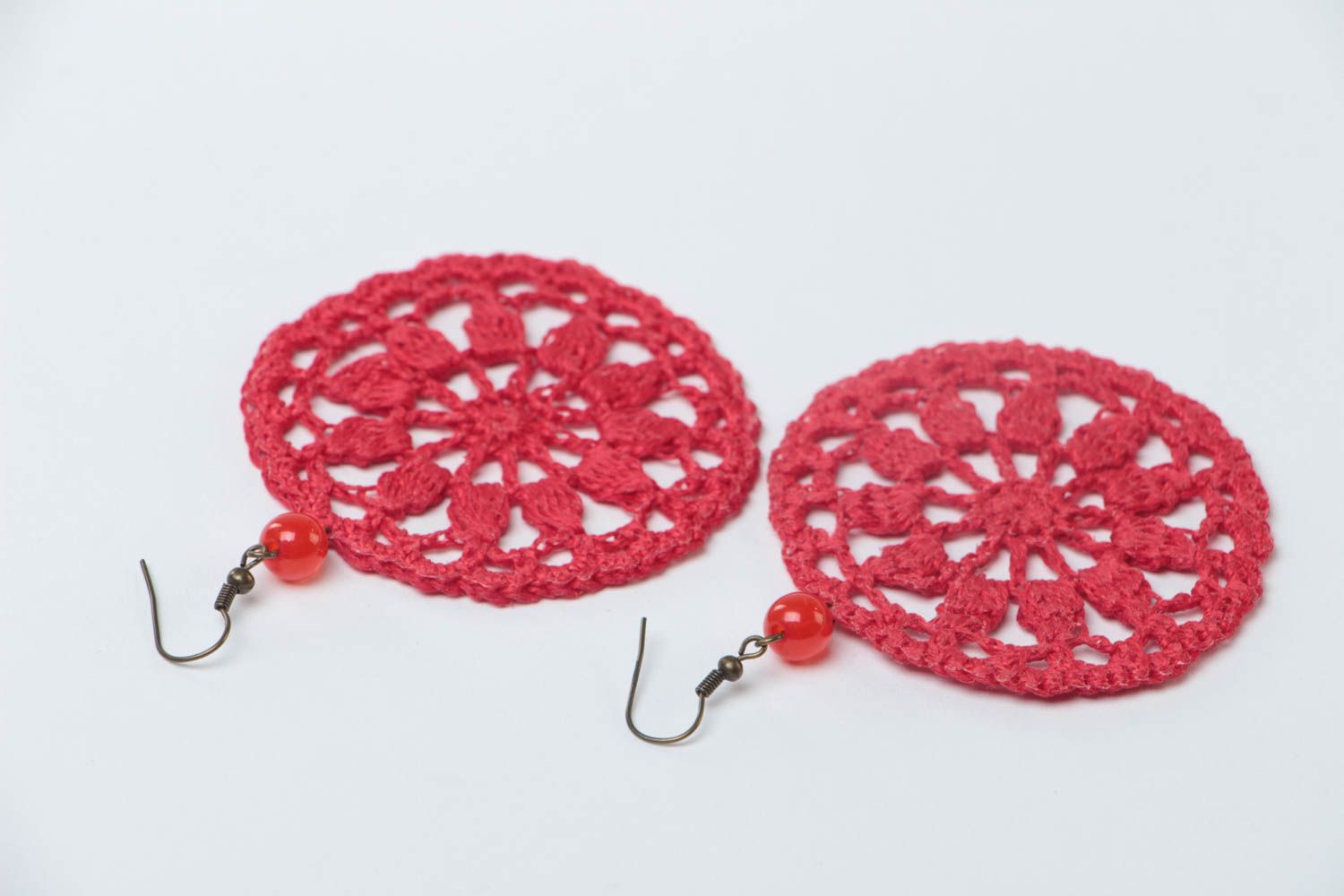 Handmade Designer Schmuck gehäkelte Ohrringe Ajour Accessoire für Frauen rot foto 4