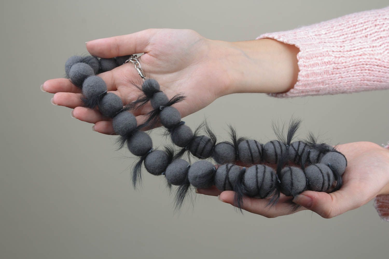Woolen bead necklace with feathers photo 5