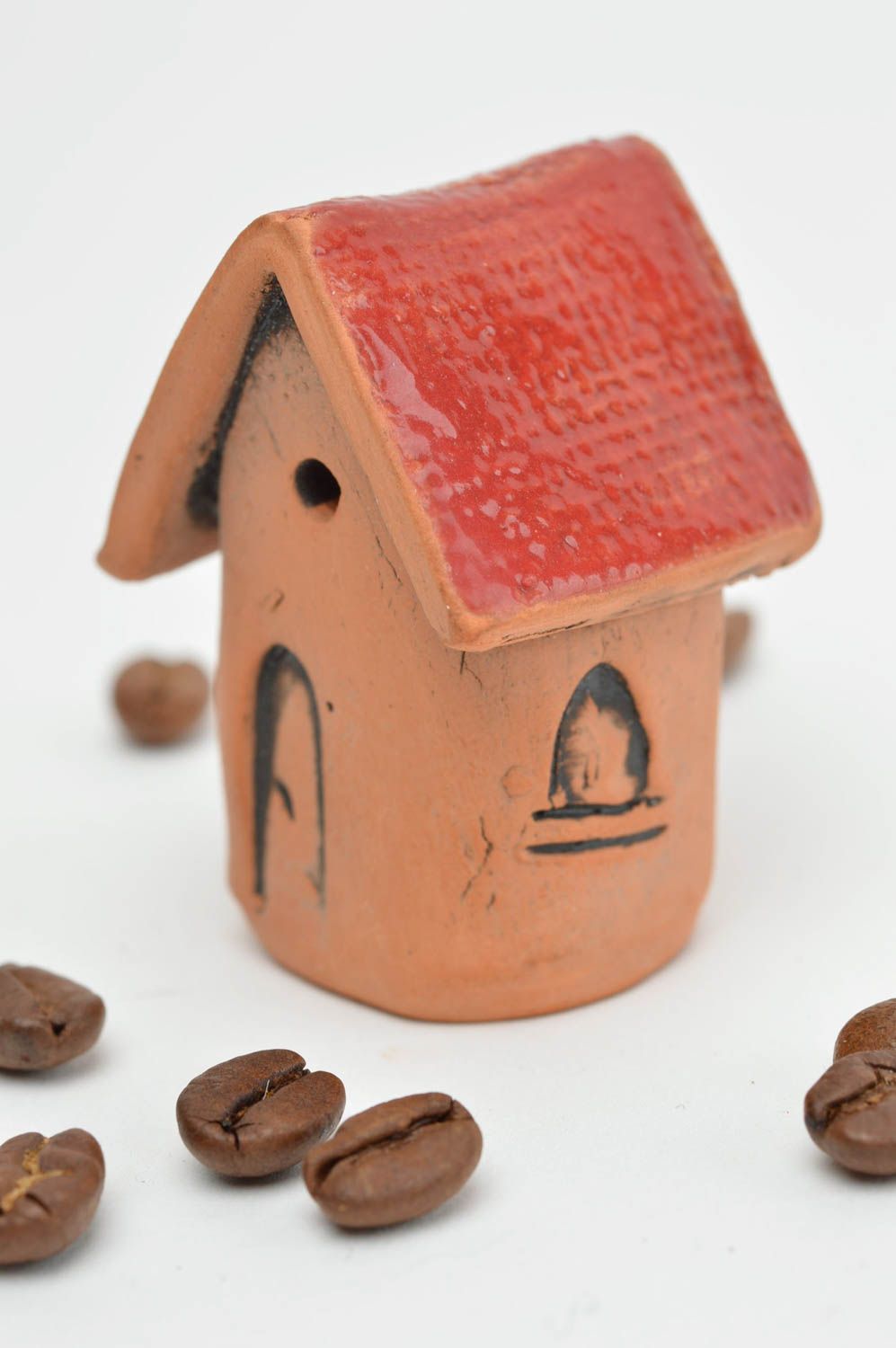 Maisonnette en argile faite main figurine ronde originale au toit rouge photo 1