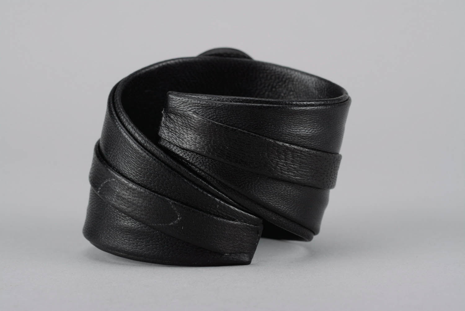 Handmade Armband aus Leder und Kuhhorn foto 2