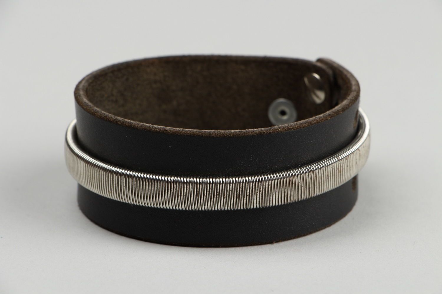 Bracelet en cuir naturel avec fermoir bouton de col photo 3